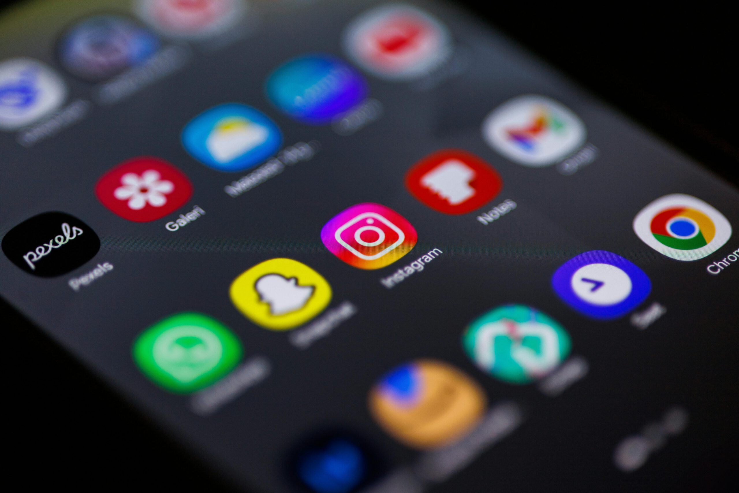 A high-productivity mobile workspace layout with organized app folders and no distracting notifications.