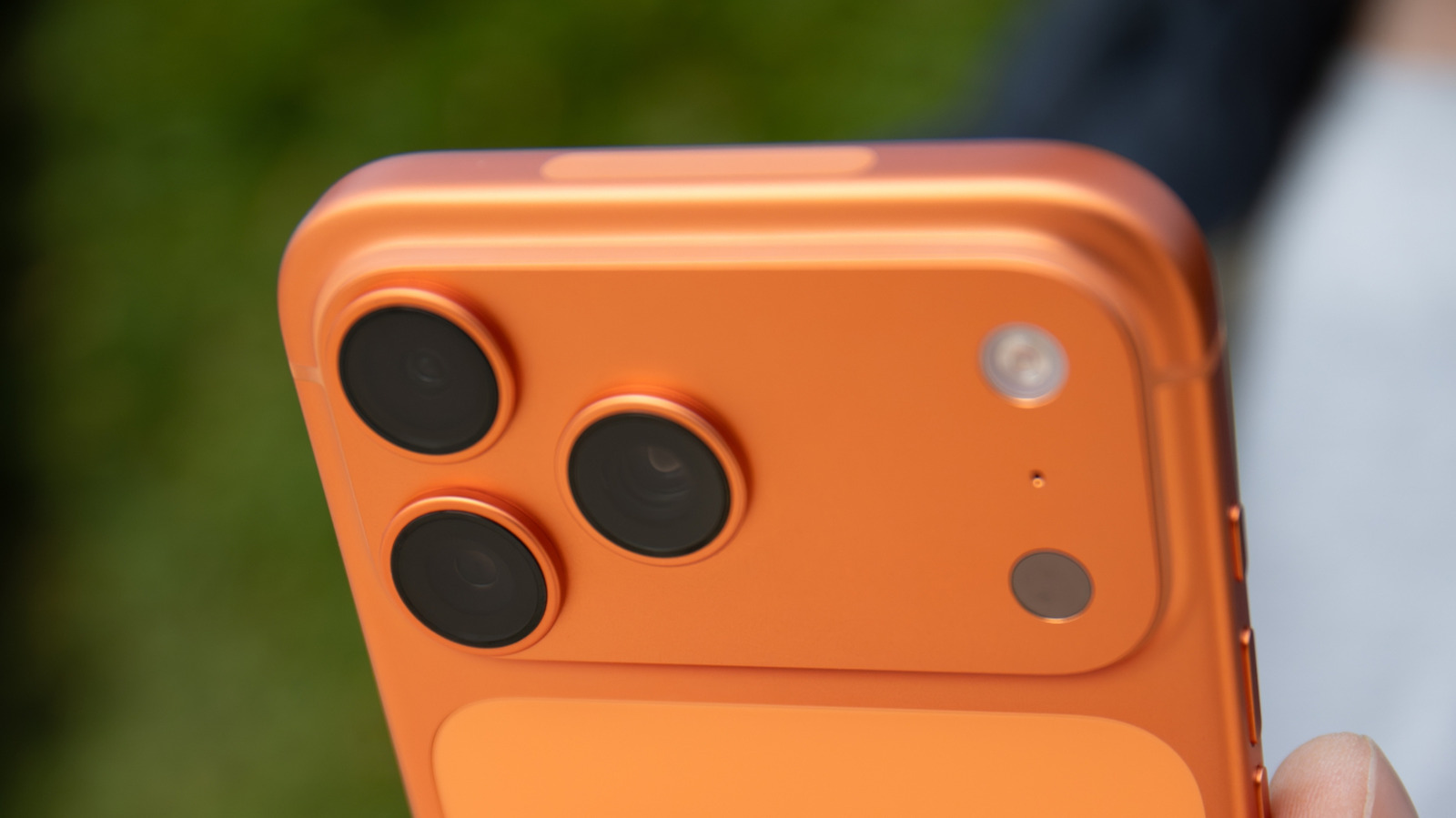 iPhone 17 Pro Hardware: Top Antenna Strip Explained