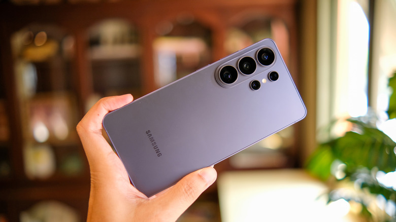 A person holding the Samsung Galaxy S26 Ultra.
