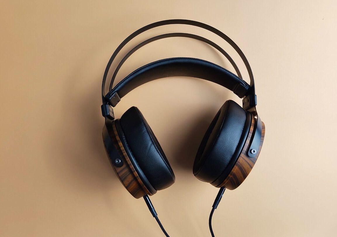 Wired vs Bluetooth Headphones: 7 Reasons to Plug In