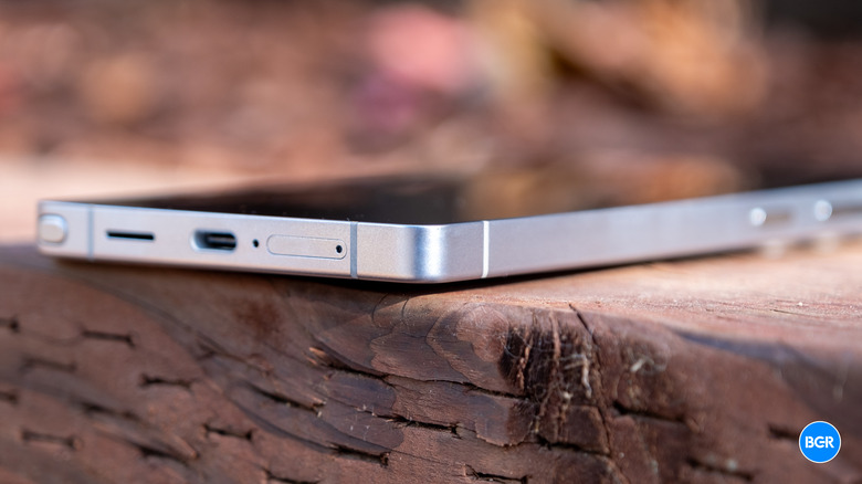 Close-up of the rounded corner and brushed titanium frame of the Galaxy S25 Ultra.