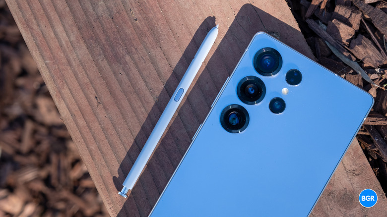 The S Pen resting next to the Galaxy S25 Ultra.