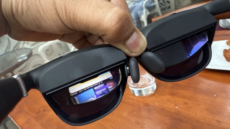 Detailed view of the internal display unit of AR smart glasses featuring Micro-OLED technology.