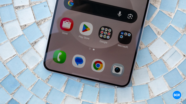 The Samsung Galaxy S25 Edge home screen showing the One UI interface.