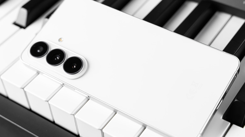 A Samsung Galaxy flagship model resting on a piano surface.